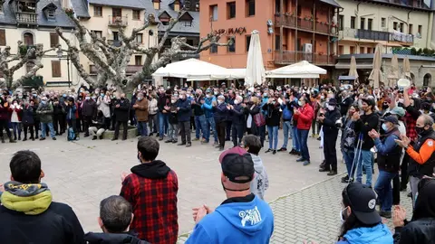 Pla general de desenes de persones concentrades a la pla&ccedil;a de l'Ajuntament de Vielha per reclamar ajuts pel sector tur&iacute;stic. Imatge del 26 de novembre del 2020. (horitzontal)