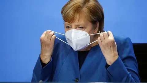 La cancellera alemanya Angela Merkel es treu la mascareta despr&eacute;s d&rsquo;arribar a una roda de premsa a la cancelleria de Berl&iacute;n, Alemanya, el 28 d&rsquo;octubre de 2020. (Horitzontal)