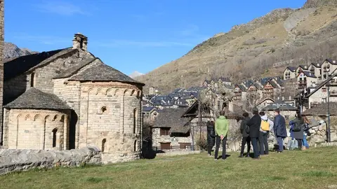 Pla general de la visita guiada que s'ha fet a Sant Climent de Ta&uuml;ll per celebrar els 20 anys de la declaraci&oacute; de la UNESCO Patrimoni de la Humanitat a les esgl&eacute;sies. Imatge del 30 de novembre del 2020. (horitzontal)