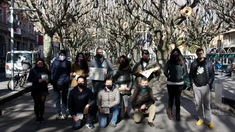Pla general de l'alcalde de la Seu d'Urgell, Jordi F&agrave;brega, amb part de l'equip de govern municipal i t&egrave;cnics que han confeccionat el programa nadalenc 'El M&oacute;n M&agrave;gic de les Muntanyes' al passeig Joan Brudieu, el 30 de novembre de 2020 (Horitzontal).