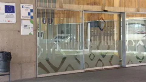 Pla de detall de la porta d'acc&eacute;s a l'interior de les instal&middot;lacions de l'Hospital de Cerdanya. Imatge del 13 de mar&ccedil; de 2020 (Horitzontal).