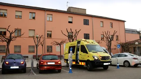 Pla general de la resid&egrave;ncia de Tremp amb una ambul&agrave;ncia al davant el 3 de novembre del 2020. (horitzontal)