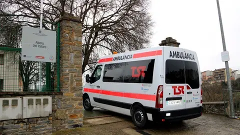 Pla general d'una ambul&agrave;ncia entrant a l'alberg de Tremp el 7 de desembre del 2020 amb pacients de l'Hospital del Pallars. (horitzontal)