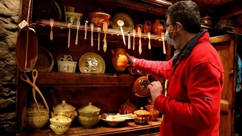 Pla mig del director de l'Ecomuseu mostrant peces de terrissa recuperades. Imatge del 8 de desembre del 2020. (horitzontal)