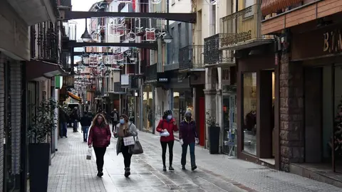 Pla general de l'ambient de gent d'aquest divendres al carrer Major de Puigcerd&agrave;, primer dia del pont de la Pur&iacute;ssima per a les persones que hi han arribat abans del confinament municipal de cap de setmana. imatge del 4 de desembre de 2020 (Horitzontal).