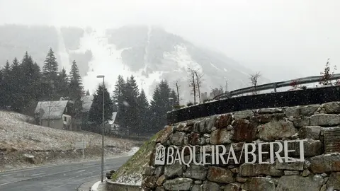 Pla de detall d'un r&egrave;tol que anuncia Baqueira Beret, amb l'estaci&oacute; al fons. Imatge del 2 de desembre del 2020. (horitzontal)