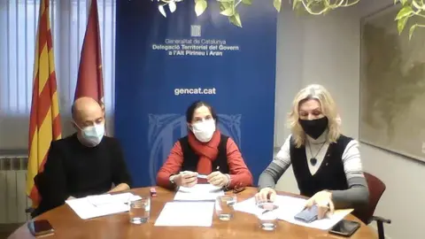 Pla general de la roda de premsa de la gerent de la Regi&oacute; Sanit&agrave;ria Lleida, Divina Farreny; la Delegada a l'Alt Pirineu i Aran, Rosa Amor&oacute;s; i el Director de l&rsquo;Hospital Comarcal del Pallars, Eduard Sanjurjo el 10 de desembre del 2020 (horitzontal)