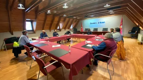 Pla general de la reuni&oacute; entre el Conselh Generau d'Aran, l'estaci&oacute; d'esqu&iacute; Baqueira Beret, el Gremi d'Hostaleria i Mossos d'Esquadra el 10 de desembre del 2020. (horitzontal)