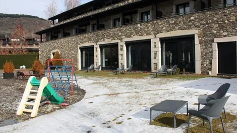 Pla obert de la fa&ccedil;ana de l'Hotel Bernat de So de Ll&iacute;via (Cerdanya) on es veu una mica de neu a l'entrada. Imatge de l'11 de desembre de 2020 (Horitzontal).