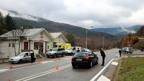 Pla general d'un control de mobilitat que els Mossos d'Esquadra han fet a la N-260 a l'entrada de Sort, el 4 de desembre del 2020. (horitzontal)
