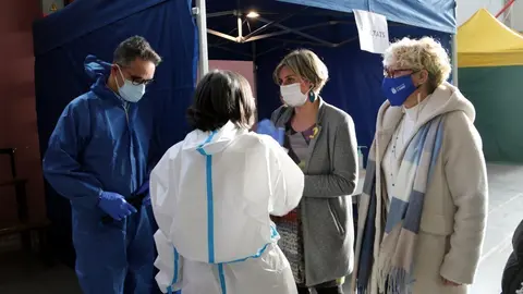 Pla general de la visita de la consellera de Salut, Alba Verg&eacute;s, a la sala on fan un cribratge a Tremp. Imatge del 15 de desembre del 2020. (horitzotnal)