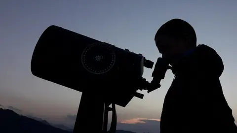 Una persona observa en un dels telescopis del Centre d'Observaci&oacute; de l'Univers del Parc Astron&ograve;mic del Montsec, en una imatge d'arxiu. (Horitzontal) 