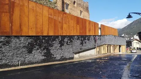 Pla obert de l'exterior de l'edifici de la Biblioteca central comarcal del Pallars Sobir&agrave;, a Sort. Imatge facilitada el 16 de desembre de 2020 (Horitzontal).