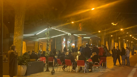 Grups de persones en un bar de Tremp