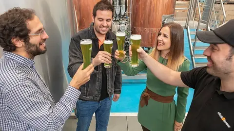 L'equip d'Oliba Green Beer brinda amb una gerra de cervesa el 8 de maig del 2020. (horitzontal)