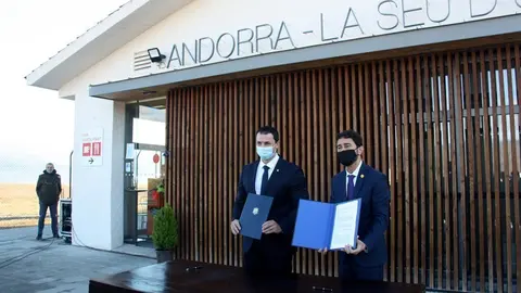 Pla americ&agrave; del conseller de Territori, Dami&agrave; Calvet, i el ministre de Presid&egrave;ncia, Economia i Empresa d'Andorra, Jordi Gallardo, amb el conveni sobre la gesti&oacute; de l'aeroport d'Andorra - La Seu que acaben de signar, el 18 de desembre de 2020 (Horitzontal)
