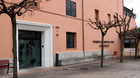 Pla de detall de la porta de l'entrada de la resid&egrave;ncia Fiella de Tremp. Imatge del 15 de desembre del 2020. (horitzontal)