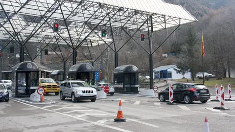 Pla obert on es veuen cotxes circulant per la frontera entre l'Alt Urgell i Andorra en tots dos sentits en el primer dia que es recupera la mobilitat pels residents de tots dos territoris. Imatge del 21 de desembre de 2020 (Horitzontal).