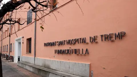 Pla de detall del r&egrave;tol de la residencia Fiella de Tremp. Imatge del 15 de desembre del 2020. (horitzontal)