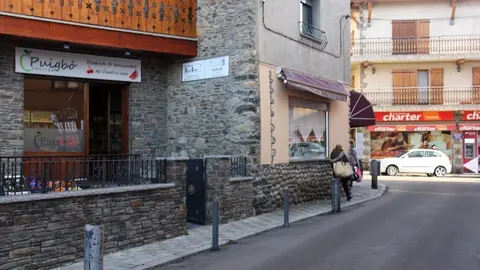 Pla obert d'un dels carrers de Ll&iacute;via (Cerdanya) on es veu l'entrada de diversos comer&ccedil;os del municipi. Imatge del 22 de desembre de 2020 (Horitzontal).