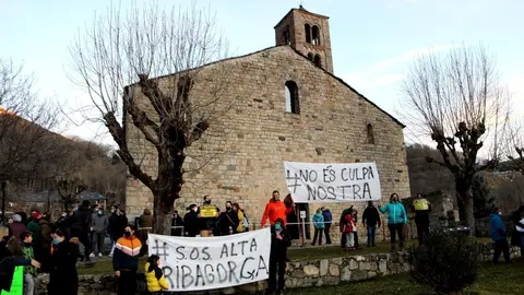 Pla general de manifestants del sector tur&iacute;stic de l'Alta Ribagor&ccedil;a davant Sant Climent de Ta&uuml;ll el 22 de desembre del 2020. (horitzontal)