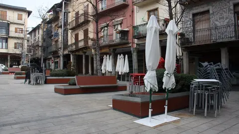 Pla obert on es veuen taules i cadires recollides de diversos bars de la pla&ccedil;a Cabrinetty de Puigcerd&agrave; el primer dia de confinament perimetral de la Cerdanya. Imatge del 23 de desembre de 2020 (Horitzontal).