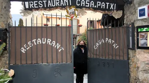 Pla sencer de la presidenta de l'Associaci&oacute; de bars i restaurants de la Cerdanya, Nativitat Bover, tancant la porta del seu restaurant, el 23 de desembre del 2020. (Horitzontal)
