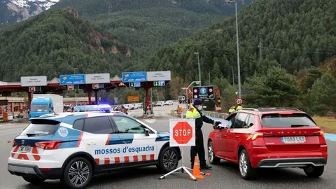 Pla general d'un control de Mossos d'Esquadra a l'entrada del t&uacute;nel del Cad&iacute; venint de la Cerdanya el 23 de desembre del 2020 (horitzontal)