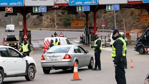 Pla de detall dels controls de Mossos d'Esquadra a l'entrada del t&uacute;nel del Cad&iacute; per accedir a la Cerdanya el 23 de desembre del 2020. (horitzontal)