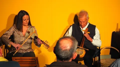 Artur Blasco toca el rabequet