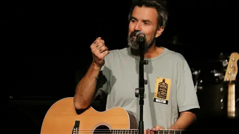 Pau Don&eacute;s a l'inici del concert de Jarabe de Palo a Luz de Gas, el 23 de desembre del 2019 (horitzontal)