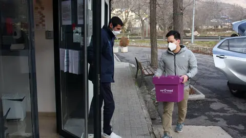Pla obert de l'arribada de la nevera amb les vacunes de la covid-19 a les Resid&egrave;ncia Seraf&iacute; Casanovas de Sort. Imatge del 30 de desembre de 2020 (Horitzontal).