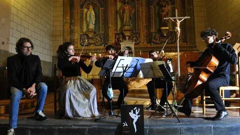 Pla obert de l'actuaci&oacute; del Quartet Atenea i el poeta Txema Mart&iacute;nez, a l'esgl&eacute;sia de Sant Vicen&ccedil; d'Esterri d'&Agrave;neu (Pallars Sobir&agrave;), acte on s'han anunciat les dates del 30&egrave; Dans&agrave;neu. Imatge del 4 de gener de 2020 (Horitzontal).