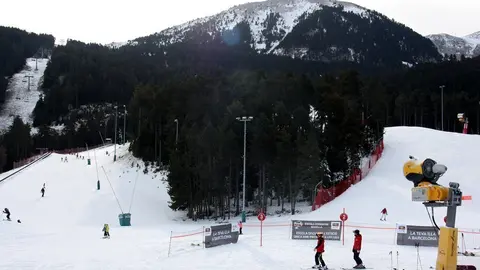 Pla general de les pistes d'esqu&iacute; de Masella (Cerdanya) vistes des de la zona de la base de l'estaci&oacute;. Imatge del 5 de gener de 2021 (Horitzontal).