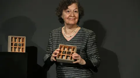 Pla mitj&agrave; de la guanyadora dels Premi Josep Pla, Maria Barbal, mostrant el guard&oacute;. Imatge del 6 de gener del 2021. Horitzontal.