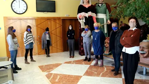 Pla general del minut de silenci que han fet els treballadors de l'Ajuntament de Tremp al vest&iacute;bul de l'edifici en record de les v&iacute;ctimes de la covid-19. Imatge del 8 de gener del 2021. (horitzontal)