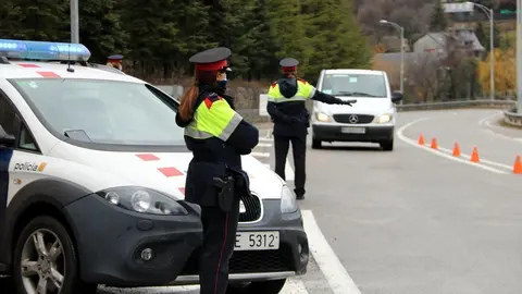 Pla de detall d'un control de mobilitat dels Mossos d'Esquadra a la N-260 (Sort) el 4 de desembre del 2020. (horitzontal)