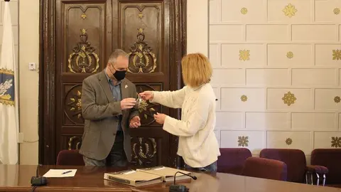 Pla americ&agrave; de la gestora de Proximitat a Lleida de l'Ag&egrave;ncia d'Habitatge de Catalunya, Montse Segura, lliurant a l'alcalde de la Seu d'Urgell, Jordi F&agrave;brega, les claus dels dos pisos cedits per a lloguer social, el 13 de gener de 2021 (Horitzontal).