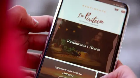 Pla de detall on es veu l'aplicaci&oacute; 'La Piriteca', impulsada pel Consorci GAL Alt Urgell - Cerdanya i que informa sobre els productors locals d'aquestes dues comarques i els restaurants que utilitzen aquests aliments, el 14 de gener de 2021 (Horitzontal).