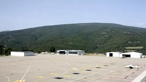 Pla general de la zona d'aparcament dels avions i dels hangars de l'aeroport d'Andorra - la Seu d'Urgell vista des de la torre de control, el 17 de setembre de 2019 (Horitzontal).