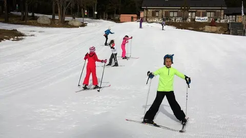 Pla general on es veuen diversos escolars practicant esqu&iacute; n&ograve;rdic a l'estaci&oacute; d'Aransa, a Lles de Cerdanya, en el marc del programa Esport Blanc Escolar. Imatge del 13 de gener de 2020 (Horitzontal).