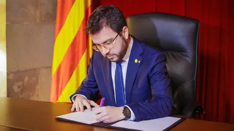 Pere Aragon&egrave;s signa decret eleccions 30M