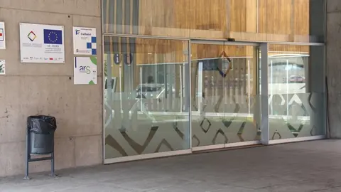 Pla de detall de la porta d'acc&eacute;s a l'interior de les instal&middot;lacions de l'Hospital de Cerdanya. Imatge del 13 de mar&ccedil; de 2020 (Horitzontal).