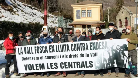 Pla general de la reivindicaci&oacute; que ha fet la CUP a la Vall Fosca amb la pres&egrave;ncia de Dolors Sabater, cap de llista de la CUP-G, per reclamar una municipalitzaci&oacute; de les hidroel&egrave;ctriques de la zona. Imatge del 15 de gener del 2021. (horitzontal)