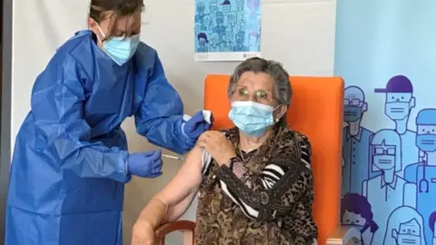 Leoc&agrave;dia, de la resid&egrave;ncia Nostra Senyora de Ribera de la Pobla de Segur, rebent la segona dosi de la vacuna de Pfizer contra la covid-19, el 17 de gener de 2021. (Horitzontal)