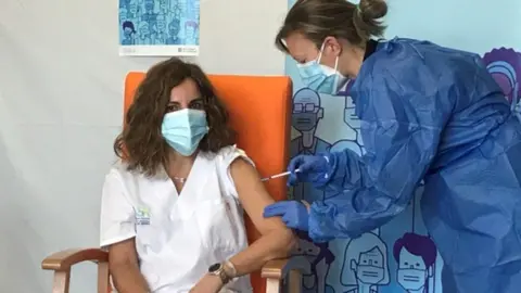 Rosa Vilanova, directora de la resid&egrave;ncia Nostra Senyora de Ribera de la Pobla de Segur, rebent la segona dosi de la vacuna de Pfizer contra la covid-19, el 17 de gener de 2021. (Horitzontal)