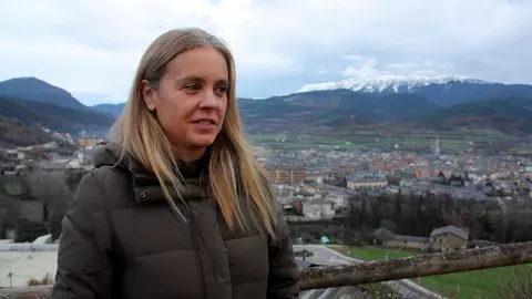 Pla mitj&agrave; de la gerent del Consorci Leader Alt Urgell &ndash; Cerdanya, Mireia Font, amb part dels edificis de la Seu d'Urgell i el Cad&iacute; al fons. Imatge de l'1 de desembre de 2020 (Horitzontal).