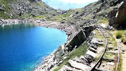 Pla general del carrilet de l'Estany Gento, a l'estany Tort, al Parc Nacional d'Aig&uuml;estortes i Estany de Sant Maurici, l'agost de 2016. (Horitzontal)