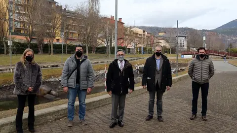 Pla obert del conseller d'Empresa i Coneixement, Ramon Tremosa, l'alcalde de la Seu d'Urgell, Jordi F&agrave;brega, el vicealcalde Francesc Viaplana i diversos regidors durant la visita al Parc Ol&iacute;mpic del Segre. Imatge del 21 de gener de 2021 (Horitzontal).