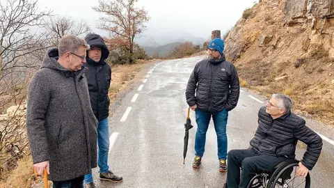 Representants dela Diputaci&oacute; de Lleida i de Sant Esteve de la Sarga, al punt de la LV-9124 on hi ha hagut un nou despreniment causat per les pluges. Imatge del 23 de gener de 2020. (Horitzontal)